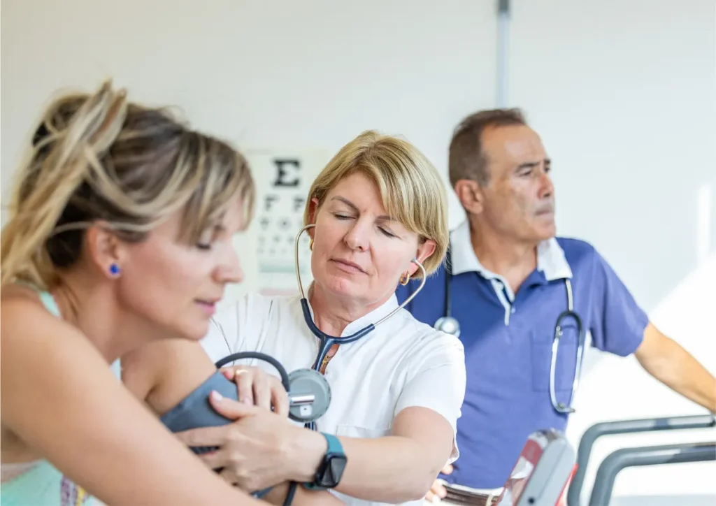 Prueba de esfuerzo y control de tensión arterial en la consulta de cardiología, Policlínica Glorieta, Dénia